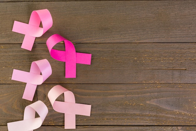 Foto símbolo de saúde das mulheres em fita rosa na placa de madeira.