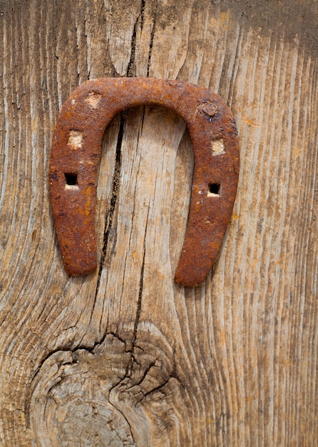 Foto símbolo de sorte de ferradura antigo enferrujado em madeira vintage