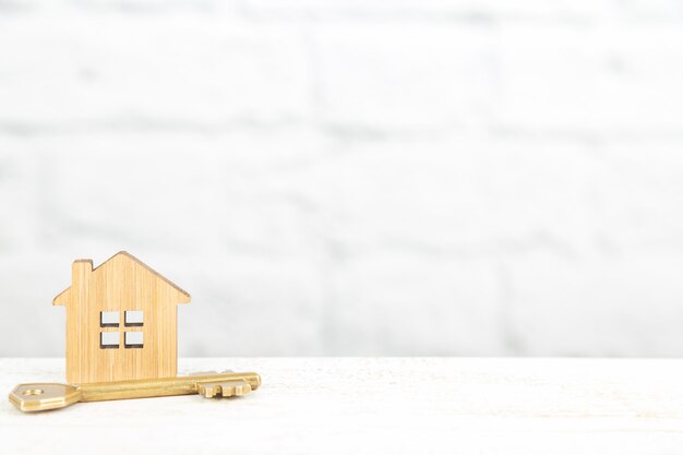 Símbolo decorativo de madera de una casa con llave.