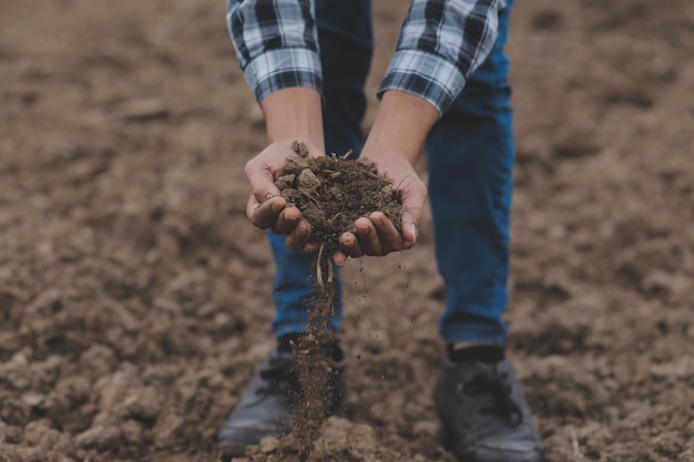 Símbolo Dia da Terra Coração Um punhado de terra Mãos forma de coração Fazenda terra orgânica Mãos do fazendeiro Terra terra terra terra terra jardim Terra terra terra de fazenda Mãos masculinas cheias de terra fértil conceito de agricultura de campo