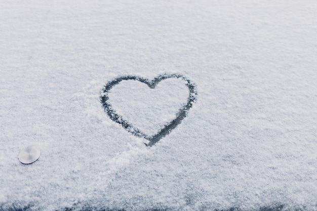 Símbolo do coração desenhado na neve