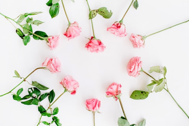 Símbolo do coração feito de rosas cor de rosa como pano de fundo do dia dos namorados