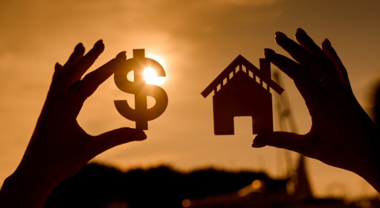 Símbolo do dólar e a casa ao pôr do sol em forma de contornos nas mãos das mulheres. Foto de alta qualidade