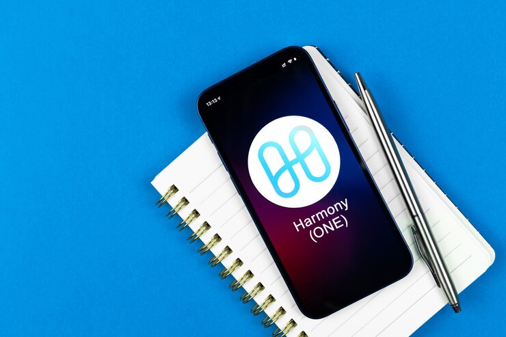 Foto símbolo do harmony one. comércio com criptomoeda, dinheiro digital e virtual, bancário com conceito de telefone móvel. espaço de trabalho de negócios, foto de vista de cima da mesa