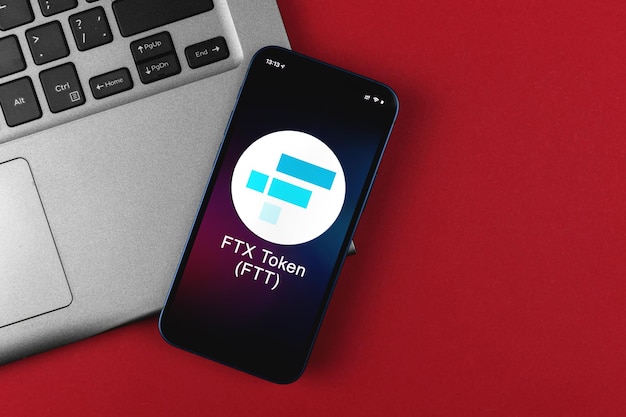 Foto símbolo do token ftx. comércio com criptomoeda, dinheiro digital e virtual, bancário com conceito de telefone móvel. espaço de trabalho de negócios, foto de vista de cima da mesa