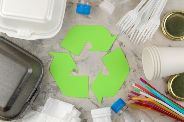 Símbolo ecológico. reciclaje. concepto de eco en la mesa de hormigón ligero. reciclaje de residuos. vista desde arriba.