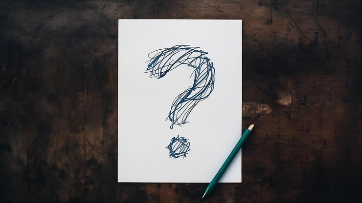 Foto símbolo escrito de signo de interrogación en papel blanco