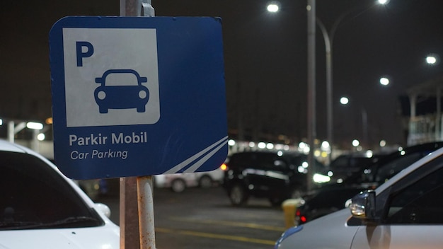 El símbolo del estacionamiento es azul.