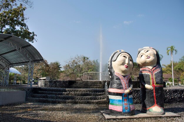 Símbolo de la estatua humana de dibujos animados de las aguas termales de Pa Tueng en el jardín al aire libre para los tailandeses y los viajeros extranjeros que visitan y toman fotos en Mae Chan en Chiang Rai Tailandia