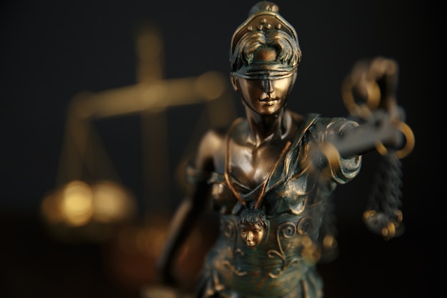 El símbolo de la estatua de la justicia, imagen del concepto de derecho legal