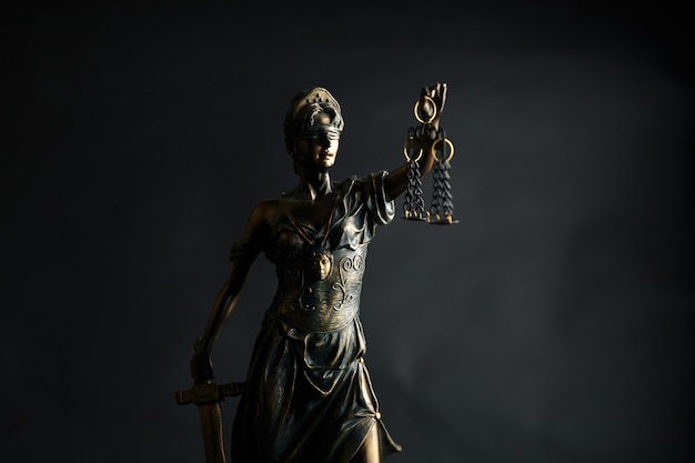 El símbolo de la estatua de la justicia, imagen del concepto de derecho legal