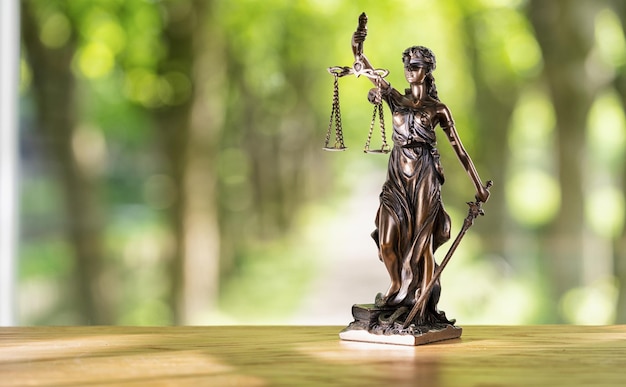 El símbolo de la Estatua de la Justicia en una oficina de abogados, incluido el espacio de copia, la imagen del concepto de derecho legal