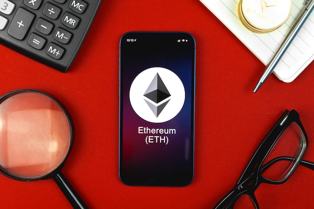 Símbolo ethereum eth. comércio com criptomoeda, dinheiro digital e virtual, bancário com conceito de telefone móvel. espaço de trabalho de negócios, foto de vista de cima da mesa