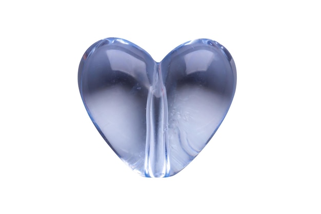 Símbolo de forma de corazón de plástico aislado sobre fondo blanco