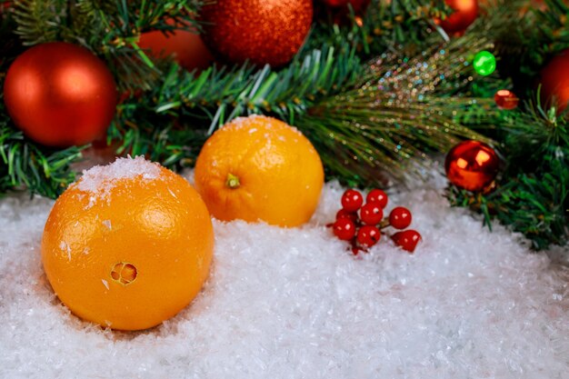 Símbolo de la fruta naranja de Navidad o año nuevo con adorno. Vista superior.