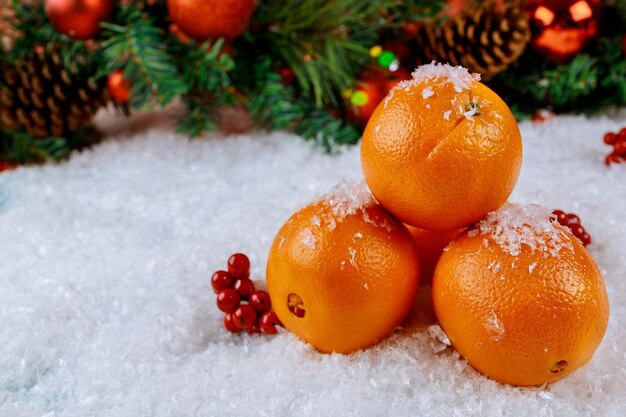 Símbolo de la fruta naranja de Navidad o año nuevo con adorno. Vista superior.