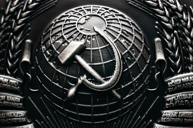 Foto símbolo del gran y poderoso país la hoz y el martillo contra el fondo del globo terráqueo fondo de cierre de la urss