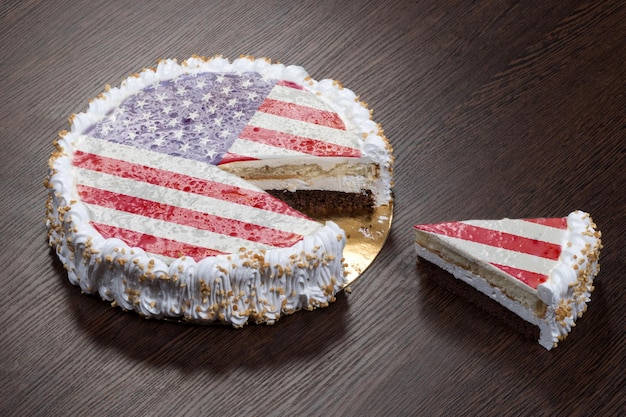 Foto el símbolo de la guerra y el separatismo, un pastel con una imagen de la bandera de gusa, se rompe en pedazos