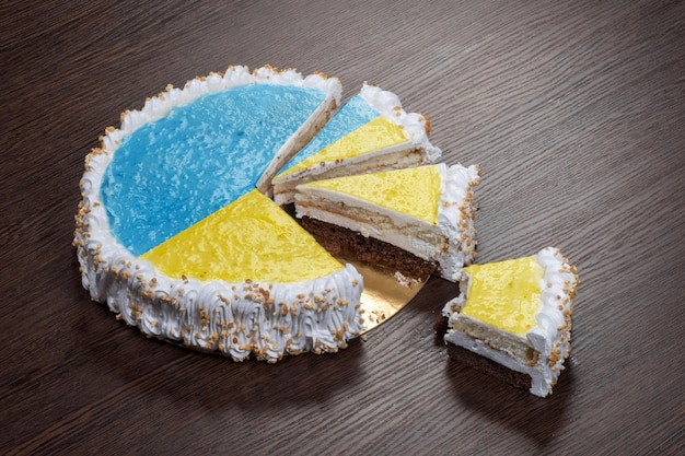El símbolo de la guerra y el separatismo, un pastel con una imagen de la bandera de Ucrania, se rompe en pedazos