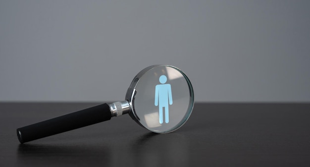 Símbolo de un hombre en una lupa Encontrar personas para el trabajo Proceso de reclutamiento búsqueda de trabajadores para unirse a un equipo o proyecto Búsqueda de talento y cualidades únicas en los candidatos