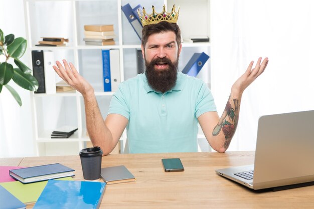 Foto símbolo del hombre narcisista egoísta y narcisista en la corona concepto de narcisismo y egoísmo hombre feliz barbudo que se reconcilia con la corona yo mismo y yo egoísta autoindependiente