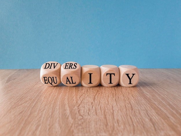 Símbolo de igualdad y humanidad Convertido en cubos de madera y cambia la palabra 'igualdad' a 'diversidad'