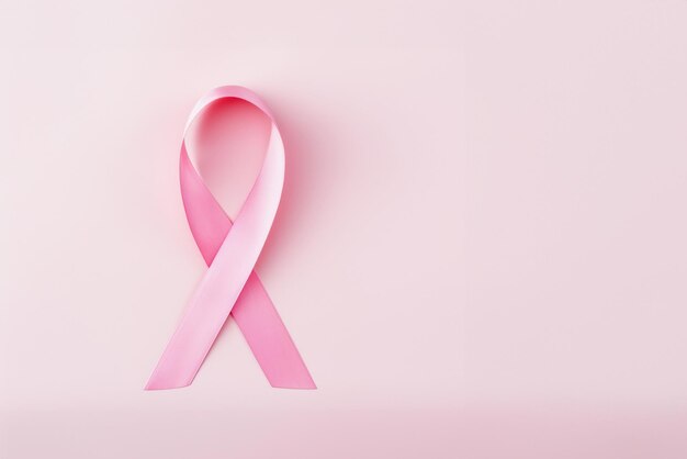 Foto símbolo internacional del mes de concienciación sobre el cáncer de mama en octubre con un espacio de copia de cinta rosa