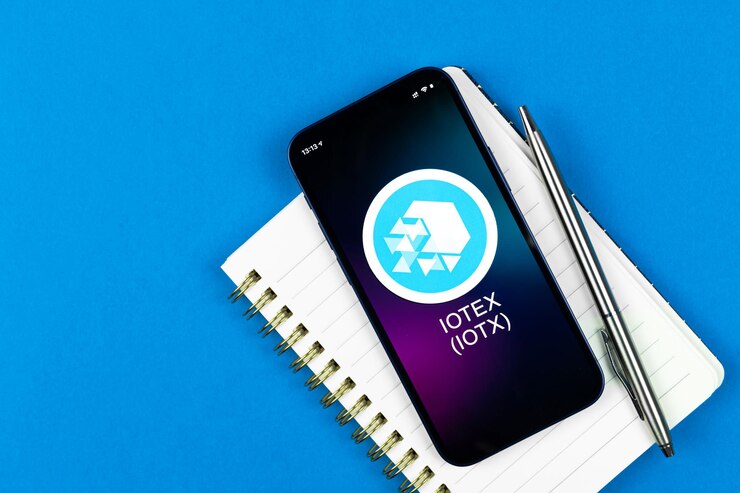 Foto símbolo iotex. comércio com criptomoeda, dinheiro digital e virtual, bancário com conceito de telefone móvel. espaço de trabalho de negócios, foto de vista de cima da mesa