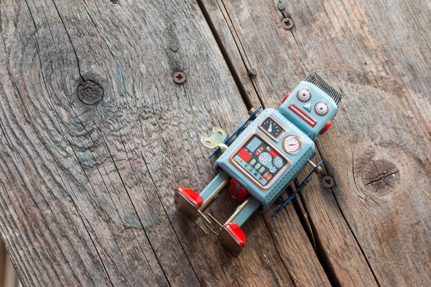 Símbolo de juguete robot para un chatbot o bot social y algoritmos Textura de madera