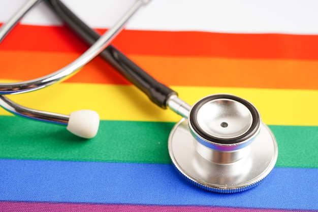 Símbolo LGBT Estetoscópio com direitos de fita de arco-íris e igualdade de gênero LGBT Pride Month em junho