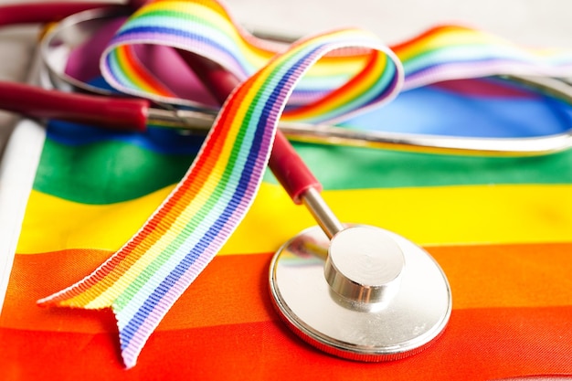 Símbolo LGBT Estetoscópio com direitos de fita de arco-íris e igualdade de gênero LGBT Pride Month em junho