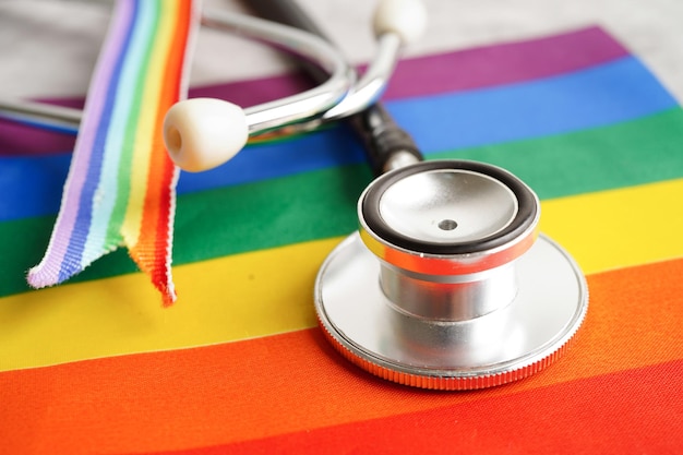 Símbolo LGBT Estetoscopio con derechos de cinta de arco iris e igualdad de género Mes del Orgullo LGBT en junio