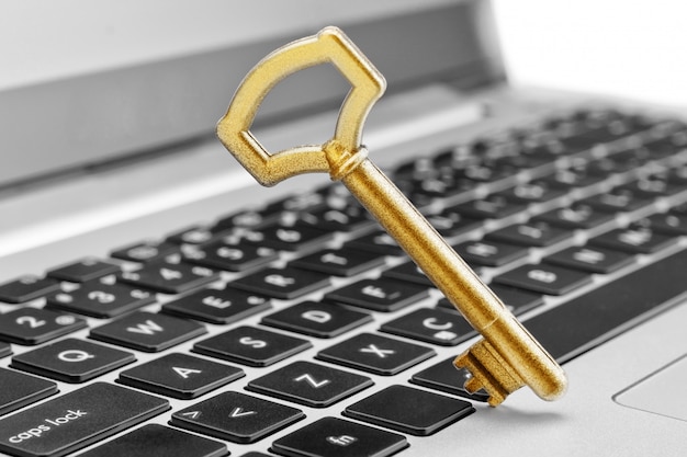 Símbolo de la llave de oro de seguridad en Internet y la informática. En la computadora portátil.