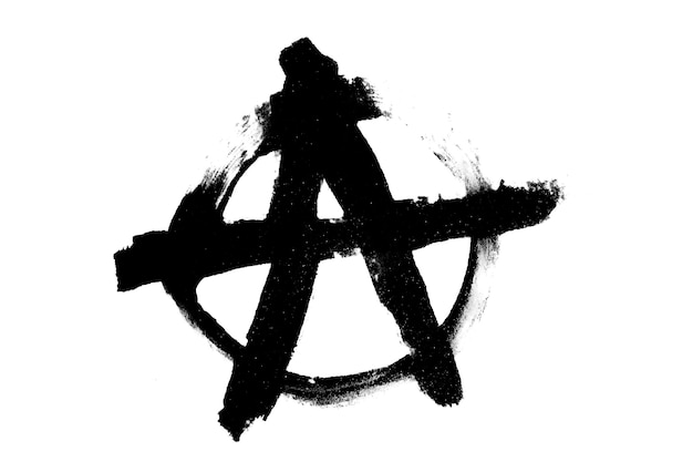 Foto el símbolo negro de la anarquía está aislado sobre un fondo blanco. foto de alta calidad
