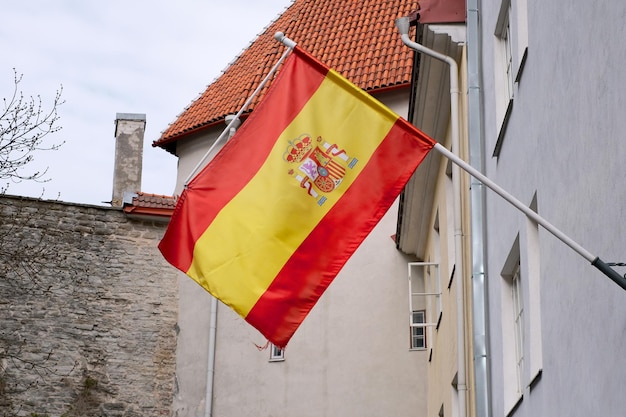 El símbolo oficial del estado de España es una bandera de tres franjas horizontales, dos rojas iguales arriba y abajo.