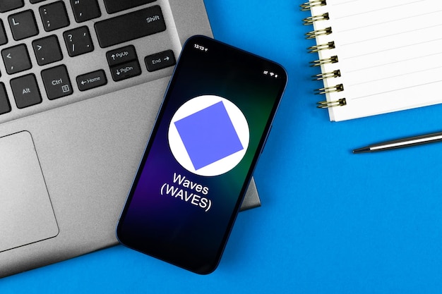 Símbolo de ondas. Comercio con criptomonedas, dinero digital y virtual, banca con concepto de teléfono móvil. Espacio de trabajo empresarial, foto de vista superior de la mesa