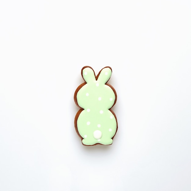 Símbolo de Pascua de pan de jengibre de conejito verde claro aislado en blanco. Vista superior.