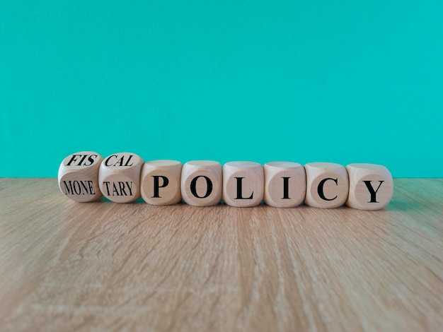 Símbolo de política fiscal o monetaria Cubos convertidos y palabras de cambio de política fiscal a política monetaria