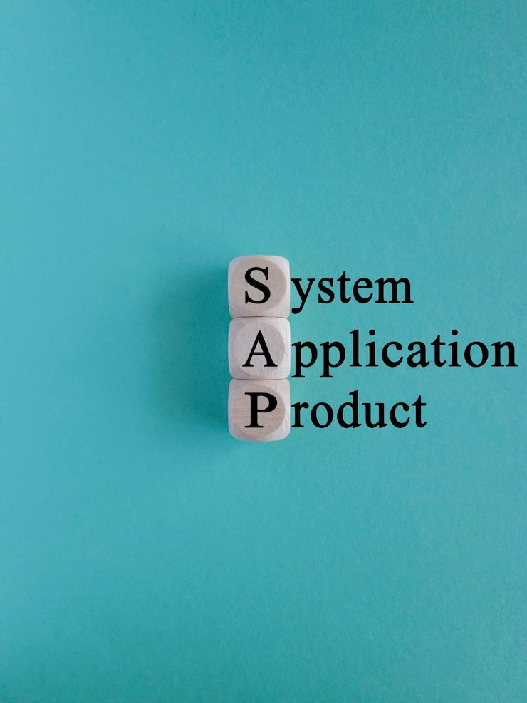 Foto símbolo del producto de la aplicación del sistema sap cubos de madera con palabras producto de la aplicación del sistema sap