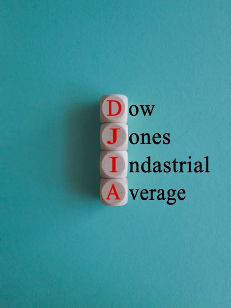 Símbolo del promedio industrial DJIA Dow Jones Concepto palabras rojas Promedio industrial DJIA Dow Jones