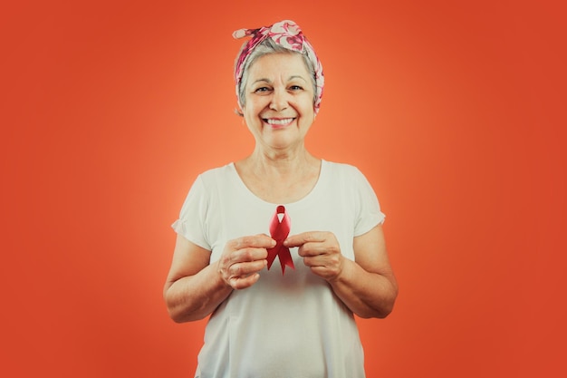 Símbolo de protección contra el cáncer de mama Mujer madura con cinta rosa y camiseta blanca aislada para la campaña contra el cáncer de mama