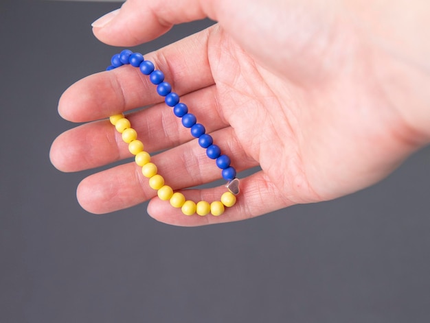 símbolo pulsera ucrania mano amarillo azul guerra