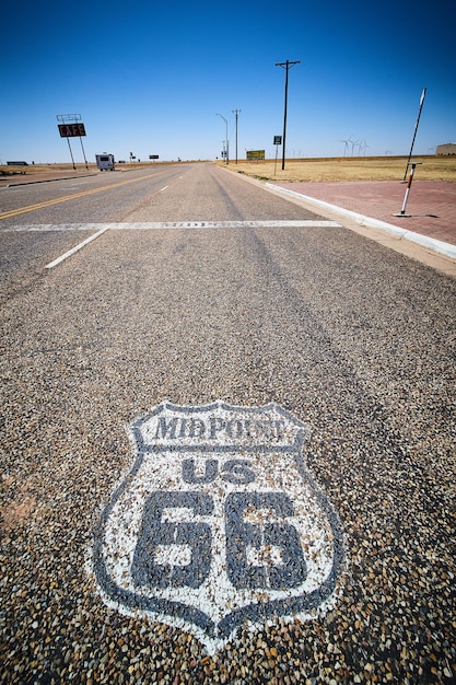 Símbolo de punto medio en la carretera de la icónica Ruta 66