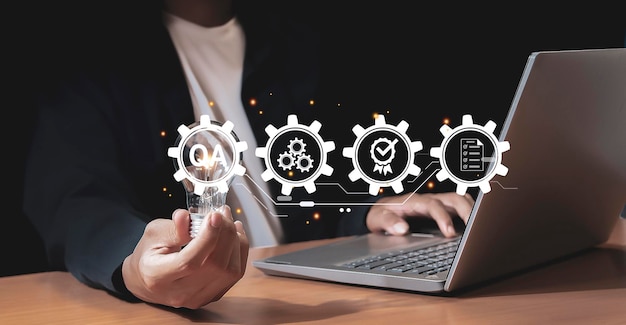 Símbolo de QA Businessman QA que muestra la garantía de calidad en una pantalla virtual