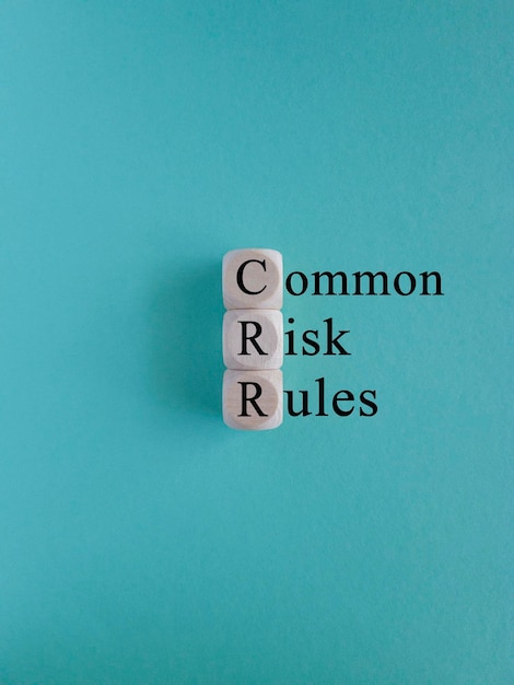 Símbolo de reglas de riesgo común CRR Concepto palabras azules Reglas de riesgo común CRR en cubos de madera