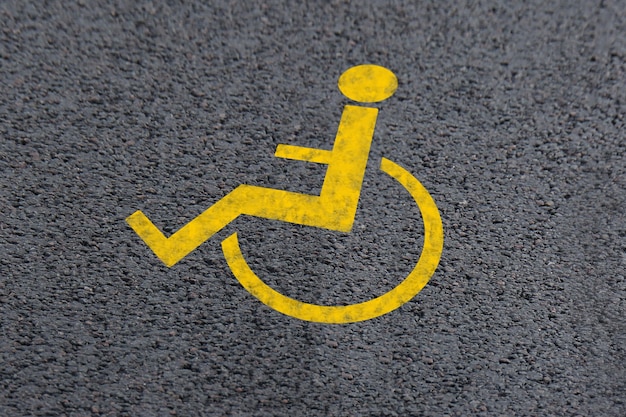 Símbolo de silla de ruedas en la carretera asfaltada Permiso de estacionamiento para discapacitados