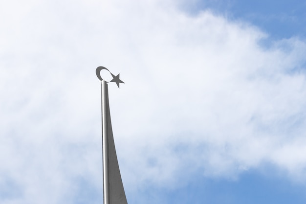 Símbolo turco contra el cielo azul