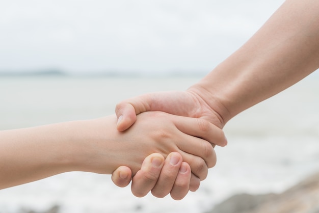 Símbolos de amor Pareja de hombre y mujer mano juntos.