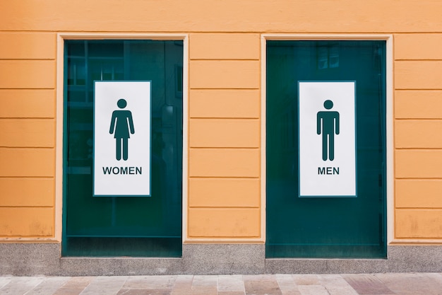 Foto símbolos de baño para hombres y mujeres en las puertas