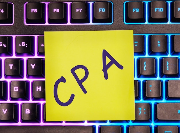 Símbolos da CPU em um adesivo amarelo no teclado do laptop como lembrete